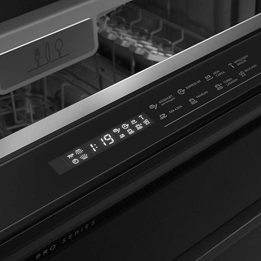 A Lava-Louças 14 Serviços Electrolux possui tecnologia de ponta, incluindo um painel moderno.