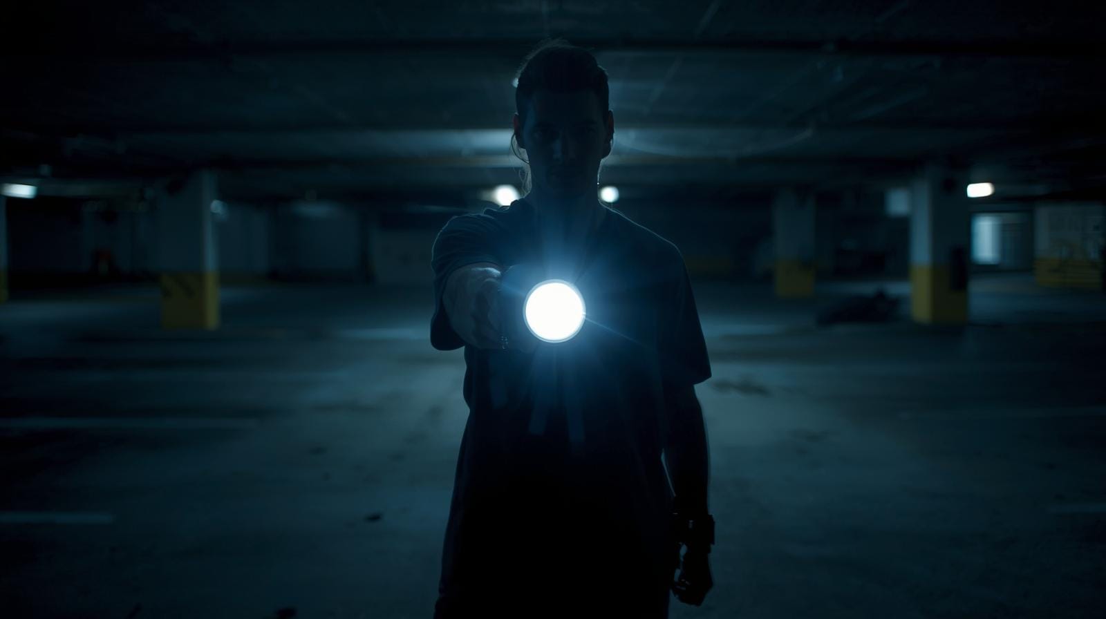 Em situações de risco, a luz intensa desorienta, ofusca e cria vantagem tática — sem violência, sem armas, só controle.