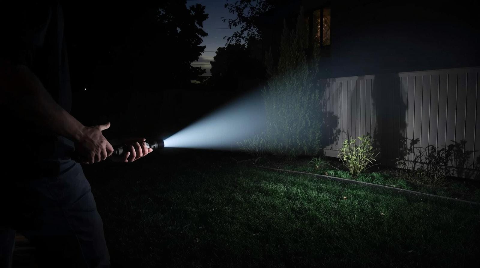 Verificar sombras, cantos e movimentos suspeitos antes de entrar em casa é um hábito simples que aumenta muito sua segurança.