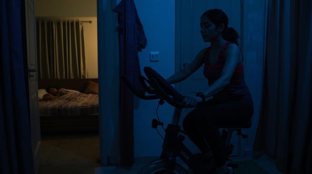 Bicicleta magnética quase silenciosa. Esteira barulho de motor + passos. Em apartamento, o ruído pode ser decisivo.