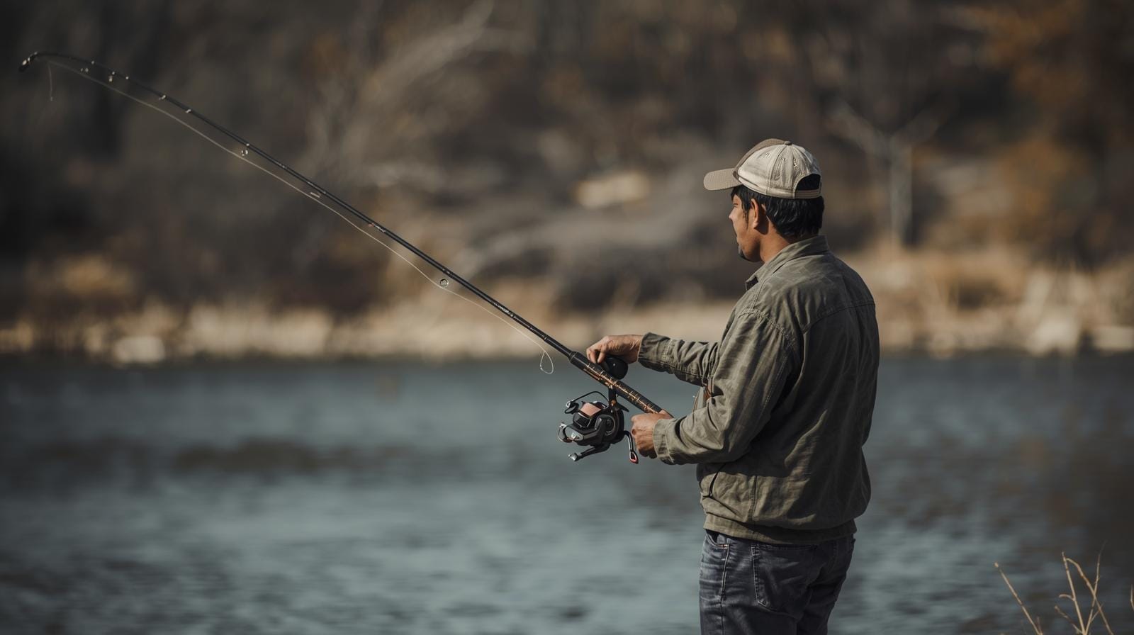 Em mãos treinadas, a carretilha alcança 10% a 30% mais longe — o suficiente para atingir estruturas onde os peixes realmente estão.